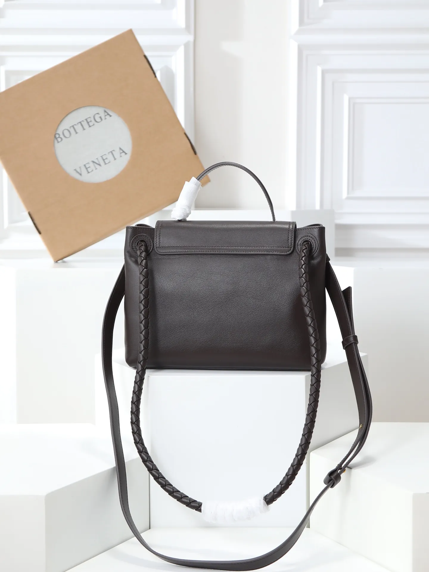 1150. Bottega Veneta's latest Ciao Ciao bag is a two-way flap handbag in silky cowhide, decorated with signature twist details, hidden hook closure, the flap can be fastened to the front, or connected to the INTRECCIATO woven internal pocket, with an adjustable and removable crossbody strap, an internal compartment, and a zippered pocket. The surprise flap has various shapes. Style 1 - Cover the bag surface, exposing the knot and knot decoration. Style 2 - Place the flap inside the bag. A buckle is also designed. Style 3 - The U-shaped position of the top handle in the hand bag. Style No.: 835835 Size: 26*19*10.5cm